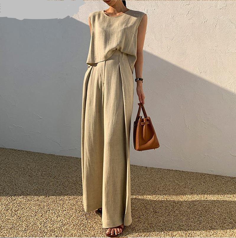 Elegant Summer Set with Sleeveless Top and Loose Trousers