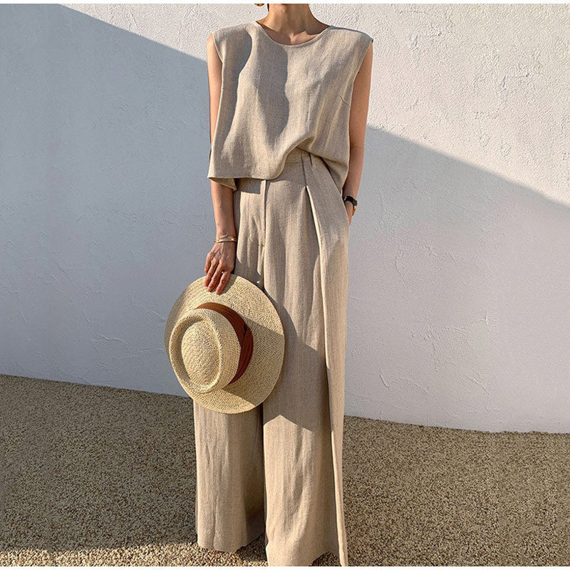 Elegant Summer Set with Sleeveless Top and Loose Trousers